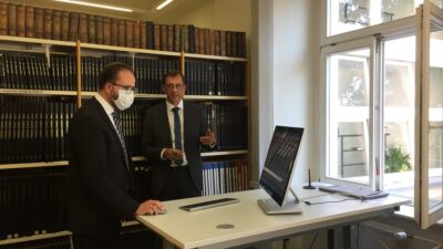 Wito Bejmak (rechts im Bild), Leiter der Sorbischen Zentralbibliothek am Sorbischen Institut informiert Minister Gemkow über aktuelle Digitalisierungsprojekte und über den Bibliotheksbestand