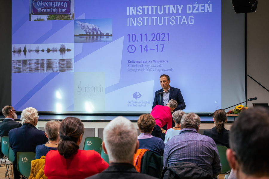 Institutstag 2021 des Sorbischen Instituts: Mirko Pink, Bürgermeister von Hoyerswerda, begrüßt die Gäste in seiner Stadt © Sorbisches Institut / Gernot Menzel (2021)