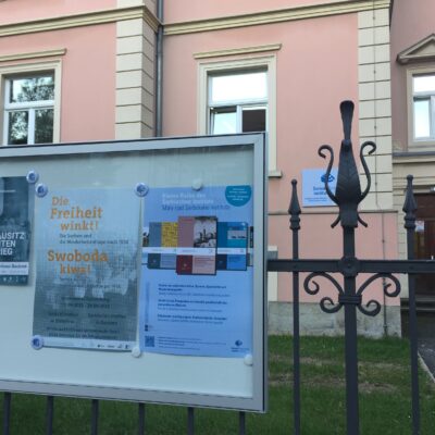 Informaciski kašćik před twarjenjom Serbskeho instituta w Budyšinje © SI (2021) 
