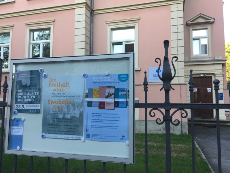 Informaciski kašćik před twarjenjom Serbskeho instituta w Budyšinje © SI (2021)