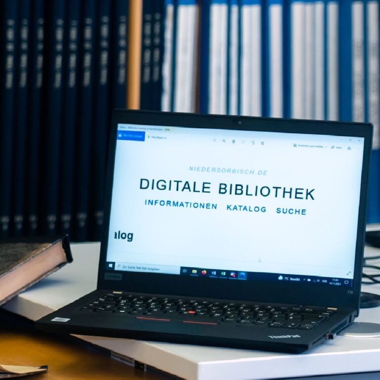 Ansicht der niedersorbischen Digitalen Bibliothek auf einem Bildschirm © SI/Steffen Unger (Ausschnitt aus dem Originalfoto, 2021)
