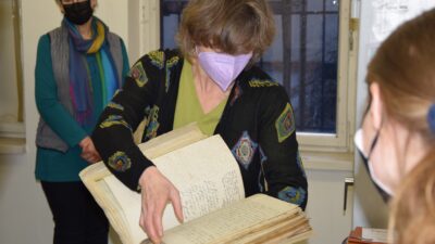 Tag der Archive: Dr. Annett Bresan präsentiert bei der Archivführung eine historische Handschrift im Magazin des Sorbischen Kulturarchivs © Sorbisches Institut (2022)