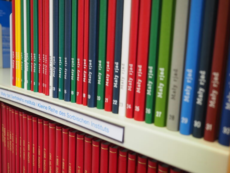 Bücherregal mit Ausgaben der Kleinen Reihe des Sorbischen Instituts © Sorbisches Institut/Serbski institut (2022)