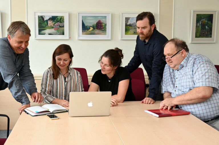 Team der neuen Forschungsgruppe des Sorbischen Instituts im Wendischen Haus in Cottbus v.l.n.r.: Fabian Jacobs, Jenny Hagemann, Sophie Rädel, Jean-Rèmi Carbonneau, Lutz Laschewski © Sorbisches Institut / Michael Helbig (2022)