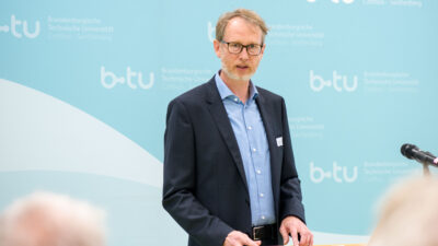 Hauke Bartels, Direktor des Sorbischen Instituts hält ein Grußwort zur Eröffnung der Tagung "KULTURLANDSCHAFT. Strukturen der Tagebaufolge lesen, verstehen, gestalten, entwickeln" © BTU/Ralf Schuster