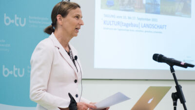 Gesine Grande, Präsidentin der BTU Cottbus-Senftenberg, eröffnet die Tagung "KULTURLANDSCHAFT. Strukturen der Tagebaufolge lesen, verstehen, gestalten, entwickeln" © BTU/Ralf Schuster