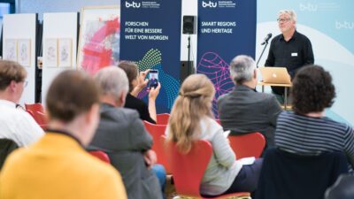 Keynote mit Uwe Rada (taz) zur Tagung "KULTURLANDSCHAFT. Strukturen der Tagebaufolge lesen, verstehen, gestalten, entwickeln" © BTU/Ralf Schuster