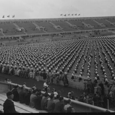 XI. Sokoł-Treffen im Juli 1948 in Prag. Massenszene mit Teilnehmern im Strahov Stadion