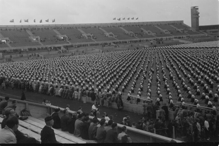 XI. Sokoł-Treffen im Juli 1948 in Prag. Massenszene mit Teilnehmern im Strahov Stadion