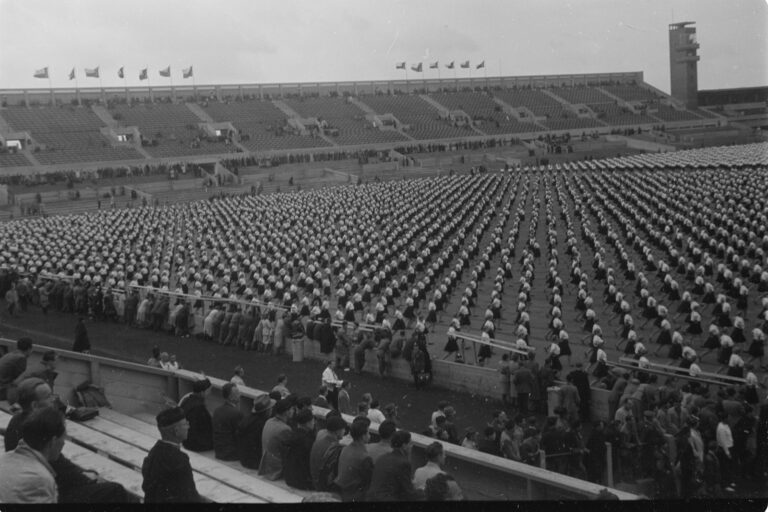 XI. Sokołski zlět wot 3. do 8. julija 1948 w Praze. Masowa scena wobdźělnikow w Strahovskim stadionje © Serbski kulturny archiw / Serbski institut