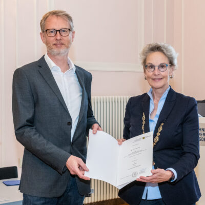 Dr. Hauke Bartels, Direktor des Sorbischen Instituts, hat die Berufungsurkunde aus den Händen der Rektorin der TU Dresden, Prof. Ursula M. Staudinger, erhalten © TUD/Michael Kretzschmar (2022)