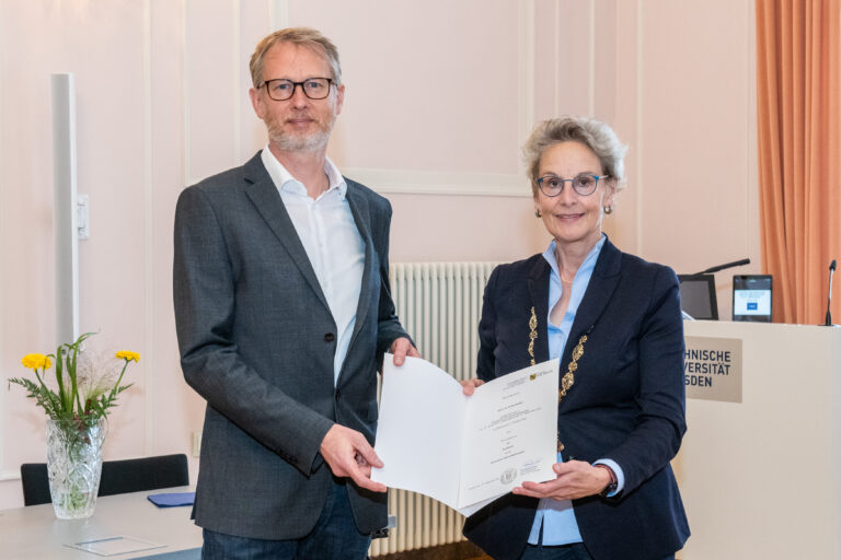 Dr. Hauke Bartels, Direktor des Sorbischen Instituts, hat die Berufungsurkunde aus den Händen der Rektorin der TU Dresden, Prof. Ursula M. Staudinger, erhalten © TUD/Michael Kretzschmar (2022)