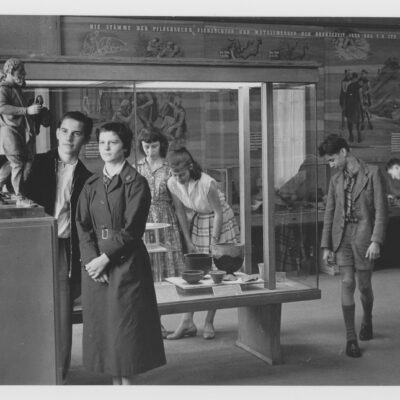 Teilnehmer einer Jugendstunde bestaunen Germanen-Figuren im Museum für Deutsche Geschichte in den 1950er Jahren © Fotosammlung des Museums Falkensee