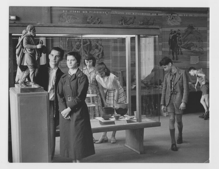 Wobdźělnicy młodźinskeje hodźiny wobdźiwaja figury Germanow w Muzeju za Němske stawizny w 1950tych lětach © zběrka fotow muzeja Falkensee