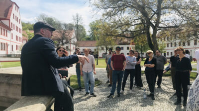 Tagungsteilnehmende "Ländliche Räume und Gesellschaften im Wandel" auf Exkursion, hier im Innenhof des Kloster St. Marienstern in Panschwitz-Kuckau © Sorbisches Institut (2022)