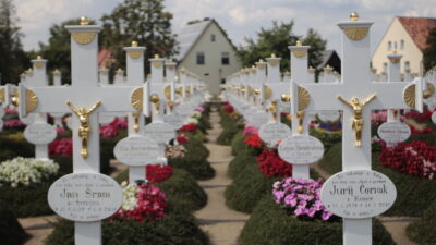Der Ralbitzer Friedhof ist bekannt für seine weißen Holzkreuze. © Alžběta Stančáková (2022)