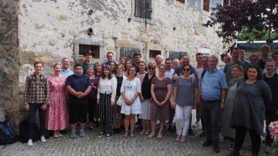 Die Gruppe auf dem Hof der Familie Kaulfürst © Sorbisches Institut (2022)