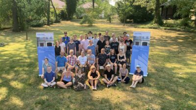 Die Teilnehmer:innen des Sommerkurses am Montag, 25. Juli, im Garten des Sorbischen Instituts © Sorbisches Institut (2022)