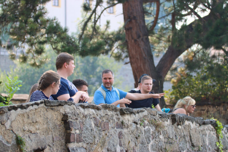 Sommerkurs 2022: Bei der Stadtführung durch Bautzen berichtete Fabian Kaulfürst (Mitte) viel Interessantes über die Stadt. © Marleen Schindler (2022)