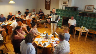 Kaffeetrinken und Singen in Königswartha mit Fabian Kaulfürst (Mitte) und Pfr. i.R. Jan Mahling (rechts) © Sorbisches Institut (2022)