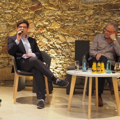 Auf dem Podium (v.l.): Moderatorin und Journalistin Miriam Schönbach, Dr. Friedrich Pollack, Historiker und Abteilungsleiter Kulturwissenschaften, und Dr. Justus H. Ulbricht, Historiker und Geschäftsführer des Dresdner Vereins Denkmal Fort! e.V. – Die Erinnerungswerkstatt Dresden © SI (2022)