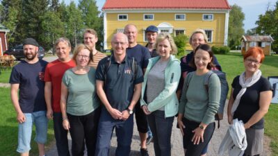 Projektgruppen OHTL und Tornedalen 2020 vor dem Lars Levi Læstadius Museum in Pajala © Hasse Mella Stenudd (2022)