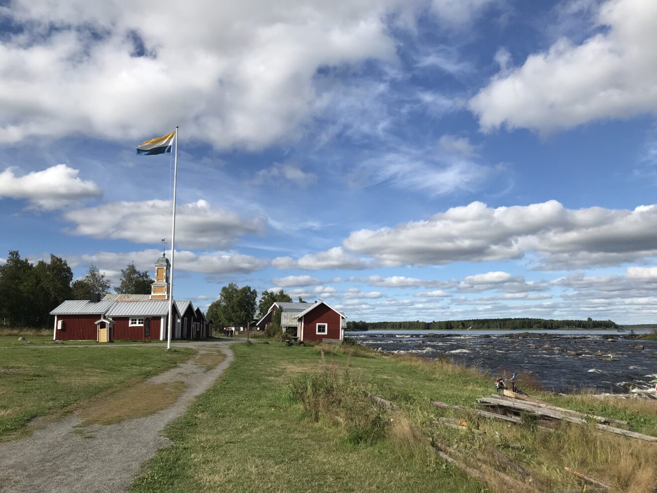 Der schwedische Ort Kukkolaforsen am Fluss Torne Älv © Felix Rietschel