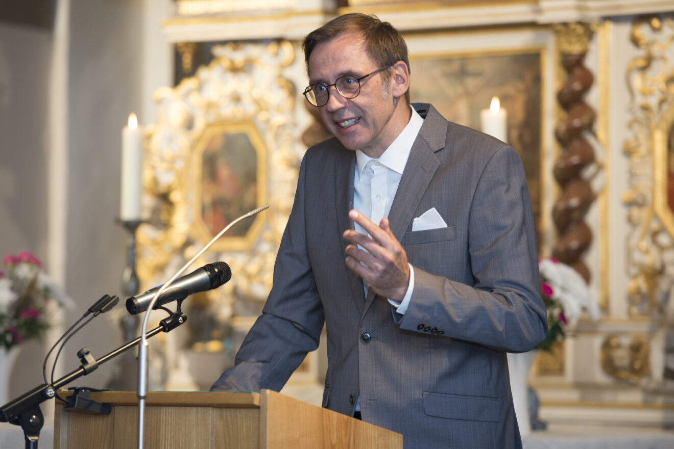 Wito Böhmak am Rednerpult in der Lohsaer Kirche © Matthias Bulang (2022)