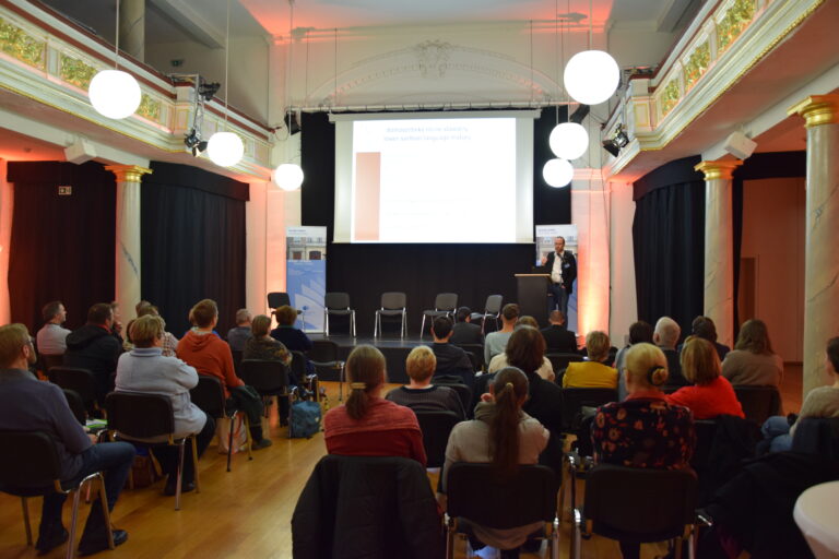 Publikum vor der Bühne zur Tagung Minderheitensprachen in Frankreich am 17.11.22 im Alten Stadthaus Cottbus © Sorbisches Institut/Serbski institut (2022)