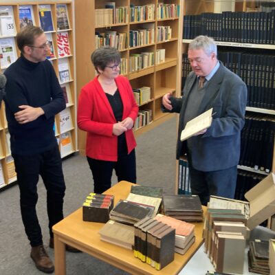 Restitution von Büchern und Archivalien aus dem Bestand der Maćica Serbska an das Sorbische Institution durch das Herder-Institut (v.l. Wito Böhmak, Anja Pohontsch, Dr. Jürgen Warmbrunn) © SI (2022)
