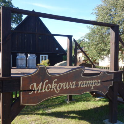 Holztafel an der Milchrampe vor dem Njepila-Hof in Rohne © SI (2021)