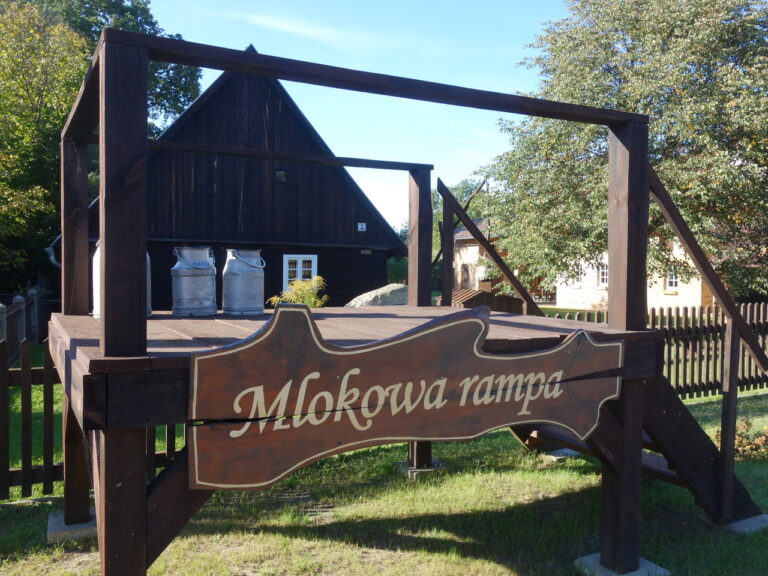 Holztafel an der Milchrampe vor dem Njepila-Hof in Rohne © SI (2021)