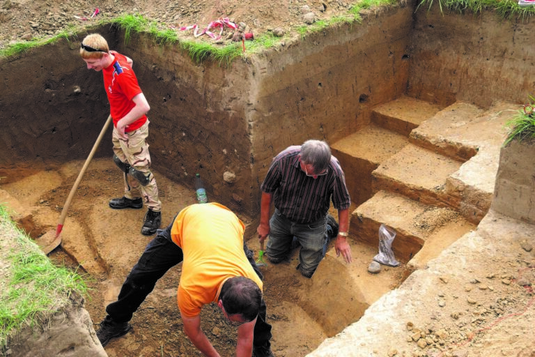 Die Grabung 2011 im Vorburgbereich der Kopschiner Schanze wurde aktiv von zahlreichen Ehrenamtlichen unterstützt, im Bild: Sebastian Stenzel, Dr. Erhard Henke und Günter Thus (v.l.) © Museum der Westlausitz