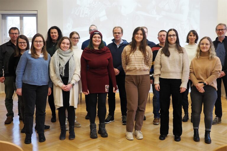 Studierendengruppe mit Vertretern des Sorbischen Instituts im Haus der Sorben © SI (2023)