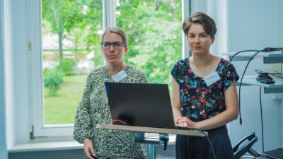 Kerstin Roth und Marleen Schindler bei ihrem Vortrag "Lieder als Brückenbauer - Zur identitätsstiftenden Funktion von Liedern in der Diasporaarbeit"