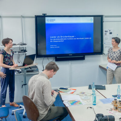Kerstin Roth und Marleen Schindler bei ihrem Vortrag