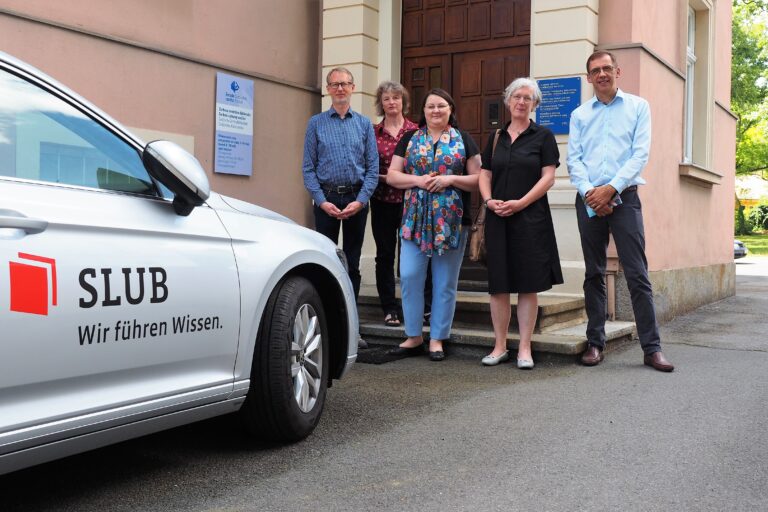 SLUB-Direktorin informiert sich am Sorbischen Institut (v.l. Hauke Bartels, Annett Bresan (beide SI), Katrin Stump, Julia Mayer (beide SLUB), Wito Böhmak, SI)