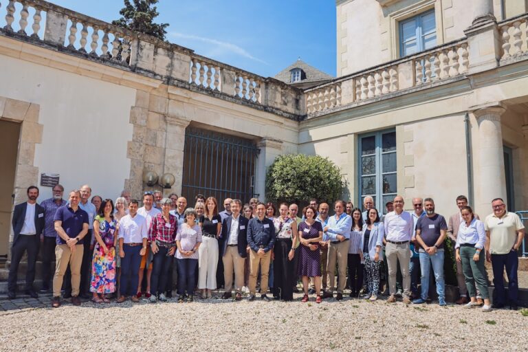 Gruppenfoto der Delegierten des Netzwerks NPLD vor dem Gebäude des Regionalrates der Bretagne, in dem die Jahrestagung stattfand © OPAB / Jérémy Kergourlay (2023)