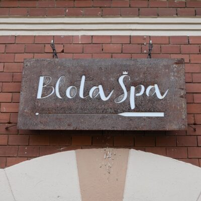 Schild über dem Eingang des Kosmetiksalons Błota Spa in Lübbenau/Lubnjow © Sorbisches Institut / Simon Blum
