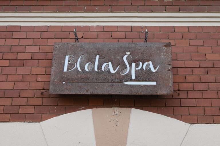 Tofla wušej źuri kosmetikowego salonka Błota Spa we Lubnjowje © Serbski institut / Syman Blum