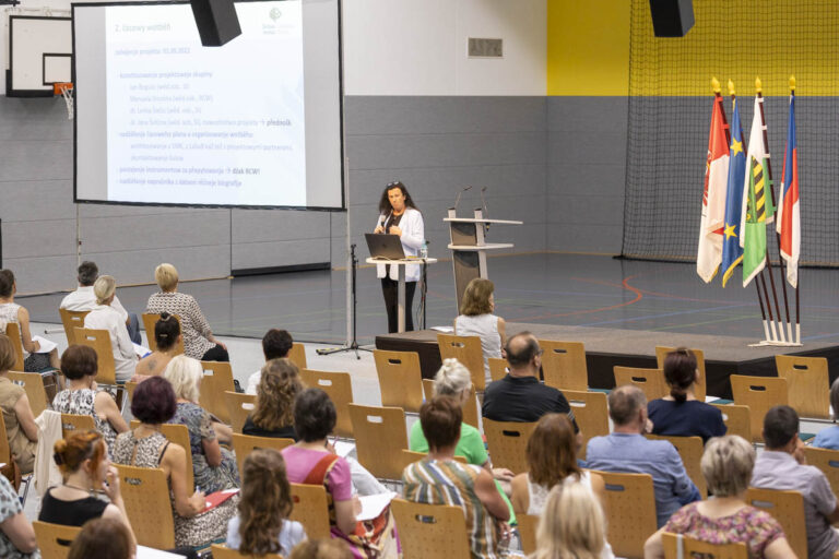 Sprachwissenschaftlerin Dr. Jana Schulz präsentiert beim forum2plus in Schleife erste Ergebnisse der Evaluation © WITAJ-Sprachzentrum | Thomas Scholze (2023)