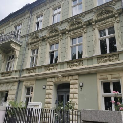 Außenansicht des Gebäudes am Schlosskirchplatz 2 in Cottbus