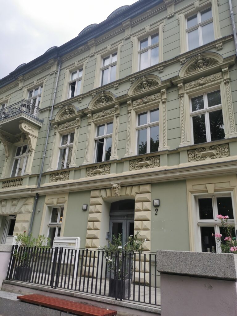 Außenansicht des Gebäudes am Schlosskirchplatz 2 in Cottbus