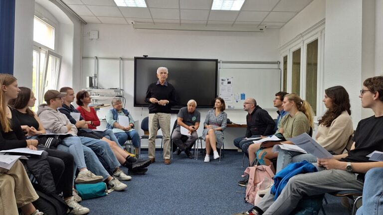 Beim ersten Workshop berichtet ein Zeitzeuge von seinen Erfahrungen von 1945-1948 in Varnsdorf © Sorbisches Institut (2023)