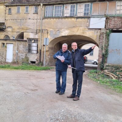 Der Direktor des Sorbischen Instituts (rechts) erklärt Dr. Jürgen Warmbrunn vom Wissenschaftlichen Beirat die Pläne für den Neubau des Sorbischen Instituts mit Bibliothek und Sorbischen Kulturarchiv, hier im Hintergrund die Alte Posthalterei in der Goschwitzstraße in Bautzen