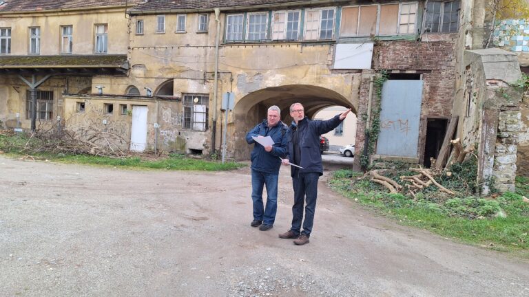 Der Direktor des Sorbischen Instituts (rechts) erklärt Dr. Jürgen Warmbrunn die Pläne für den Neubau des Sorbischen Instituts mit Bibliothek und Sorbischen Kulturarchiv