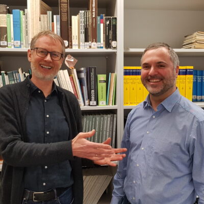 SI-Direktor Prof. Dr. Hauke Bartels überreicht die Leitung der Abteilung Sprachwissenschaft an Dr. Fabian Kaulfürstung-an-Fabian-Kaulfuerst