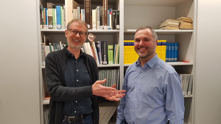 SI-Direktor Prof. Dr. Hauke Bartels überreicht die Leitung der Abteilung Sprachwissenschaft an Dr. Fabian Kaulfürst
