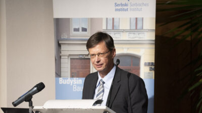 Institutstag 2023 - Jörg Logé vom Sächsischen Wissenschaftsministerium hält als Kuratoriumsvorsitzender des Sorbischen Instituts ein Grußwort