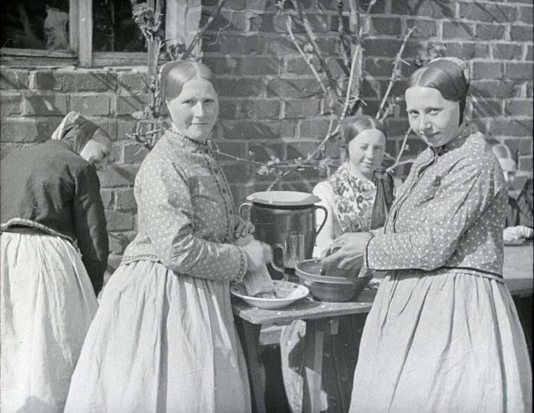 Frauen in Hoyerswerdaer Tracht beim Meerrettichreiben © Sorbisches Kulturarchiv